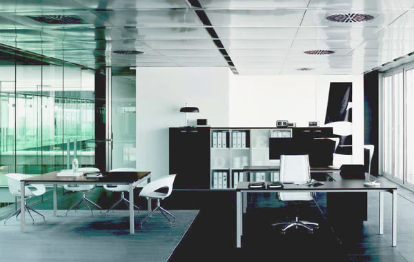 Chefbüro Schreibtisch, Besprechungstisch, Dokumentenschrank - klare Linien und konzentriert auf das Wesentliche