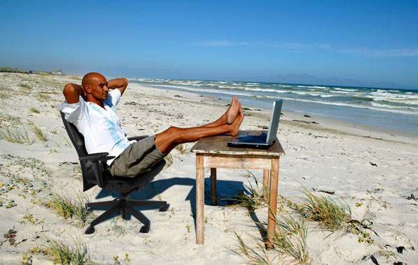 Traum-Arbeitsplatz Ein alter Tisch und ein Bürostuhl am Strand, so könnte man es aushalten ... (Teaserfoto)