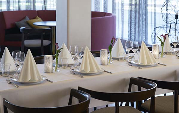 Tischdecken und Servietten gedeckter Tisch, Tischdecken und Servietten in eleganter Farbe