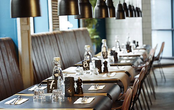 Restauranttische / Bistrotische mit eleganten Leder-Tischsets und Leder-Untersetzern