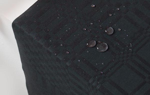 Tischdecke pflegeleicht Unsere Tischdecken sind pflegeleicht. Dieses Bild zeigt die wasserabstossende Wirkung.