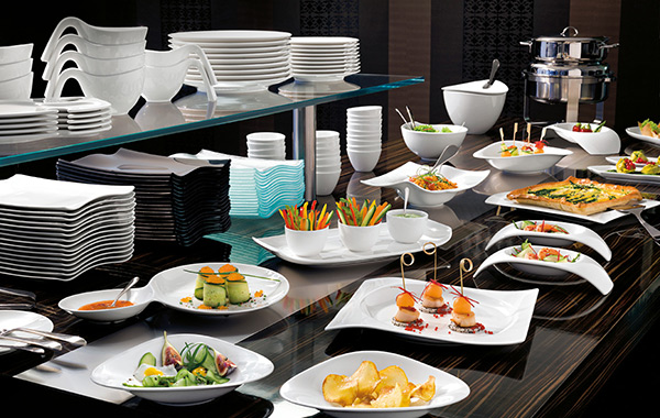 Ein Buffet mit Porzellangeschirr in elegantem Design