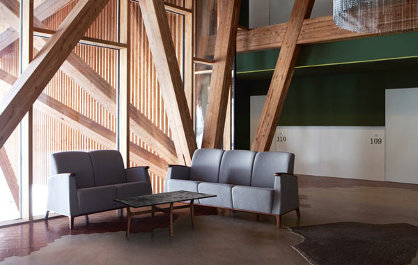 Sofa-Gruppe zwei- und dreisitzersofa mit Holz-Armauflage, Beistelltisch