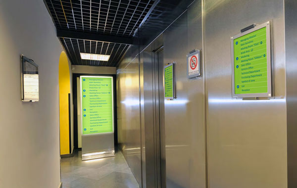 Infosystem Tafeln und Stelen mit cleverem Dokument-Wechselsystem zur Raumbeschriftung oder als Wegleitsystem