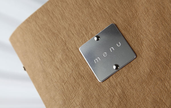 Menükarte_2 Zellulosefaser mit Logo / Beschriftung auf Metallplatte