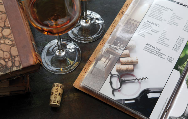 Weinkarte_Milieubild Weinkarte aus echtem Kork, abwaschbar, mit Dokumenthüllen