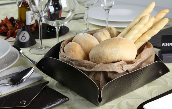 Tischutensilien_Restaurant Brotkorb, Halter für Tischnummer, Rechnungstasche aus Lederfaserstoff / LEFA; Milieubild
