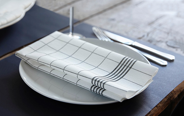 Towel-Napkin, eine Serviette in Form und Aussehen eines Geschirrtuches, als neuer Trend für Lifestyle-Restaurants und Bistros