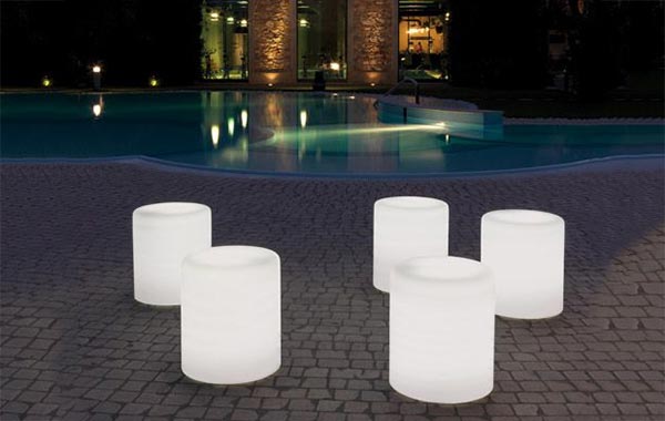 Aussenbeleuchtung Innenbeleuchtete Kuntstoffzylinder, auch als Hocker geeignet, für stimmungsvolle Gartenbeleuchtung