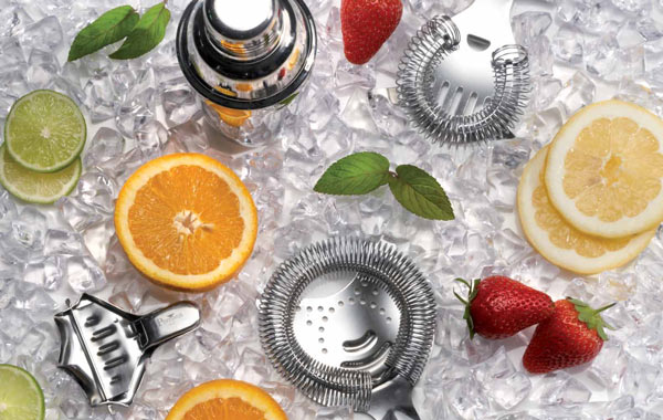 Barutensilien: Cocktailsieb, Shaker, Saftpresse