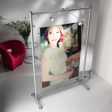 Displaysysteme Rahmen mit Textilbanner, kombinierbar mit Fächern und Boxen für die effektive Produktpräsentation