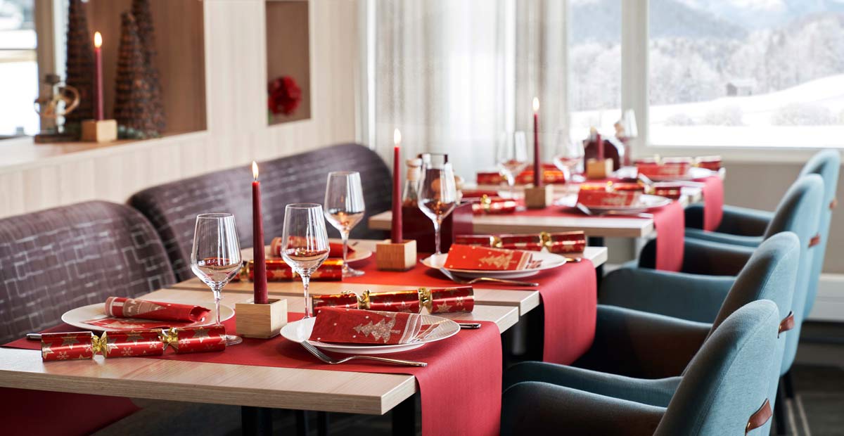 Restauranttische, weihnachtlich dekoriert