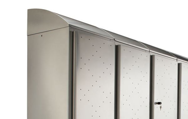 Spind-Zubehör Verschiedenes Zubehör erhältlich: Bänke, Schlösser, Fächer, Trennwände oder wie hier im Bild Schrägdächer