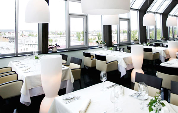 Restaurant gepolsterte Stühle in hellen, freundlichen Farben und Holzaufsatz