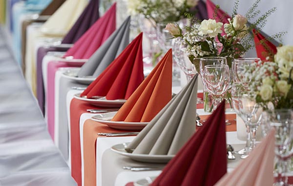 Tischdecken und Servietten bunt gedeckter Tisch, Tischdecken und Servietten in bunten, frischen Farben